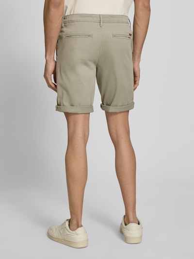 Männermodel trägt Regular Fit Shorts mit Eingrifftaschen Modell 'BOWIE' von Jack & Jones, beige, Baumwoll-Elasthan, Ganzkörperansicht Rückansicht.