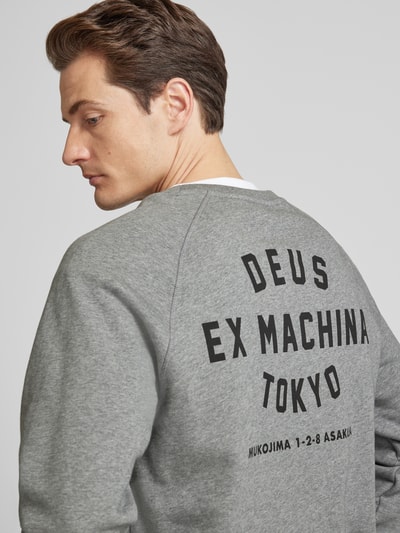 DEUS EX MACHINA Sweatshirt mit Label-Print Modell 'Tokyo Address' Hellgrau 3