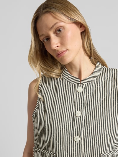 Frauenmodel trägt Steppweste mit aufgesetzten Taschen Modell 'Cairo' von LOLLYS LAUNDRY, Baumwoll-Mix, Allover-Look, Nahaufnahme Oberkörper.