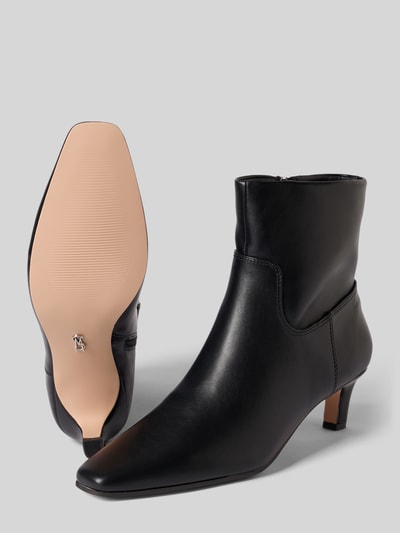 Produktfoto, zwarte Dames laarsje met spitse neus, naaldhak, gladde zool, Model 'Davis' van Steve Madden, ritssluiting, maat 40, hakhoogte 6 cm, schachthoogte 15 cm, schachtbreedte 12 cm