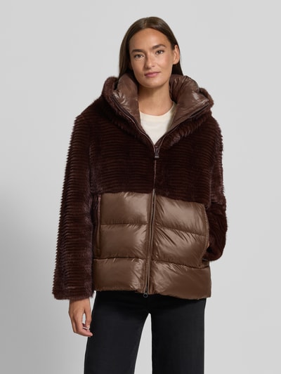 Kobiece model nosi Regular Fit Winterjacke im Material-Mix mit Kunstfell Modell 'FANEVIL' od Blauer USA, kurtka zimowa z mieszanki materiałów o strukturze sztucznego futra w kolorze brązowym, kontrastowe błyszczące pikowane partie, damska teddy- / webpelzjacke, Ganzkörperansicht von vorne.