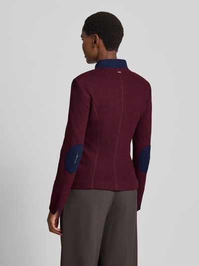 Vrouwenmodel draagt blazer uit wolmix met pochet van White Label in bordeauxrood met blauwe accenten, getailleerd model, rugaanzicht. Ruglengte maat 36: 52 cm, borstwijdte 46 cm, mouwlengte 64 cm.