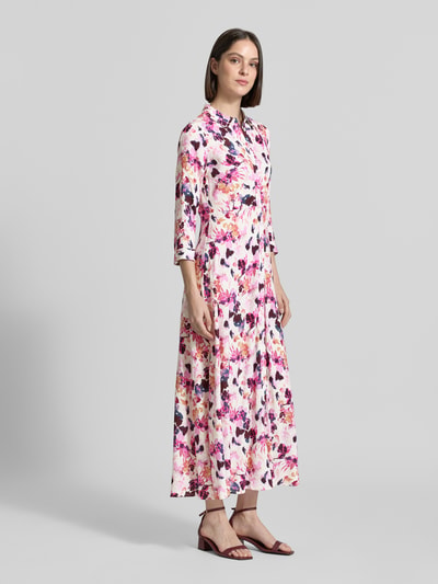 Frauenmodel trägt Hemdblusenkleid aus Viskose mit Knopfleiste Modell 'SAVANNA' von YAS, florales Muster, Taillierter Schnitt, Maxikleid, 3/4-Arm, Ganzkörperansicht von vorne. Rückenlänge bei Größe S: 135 cm, Brustweite: 47 cm, Ärmellänge: 48 cm.