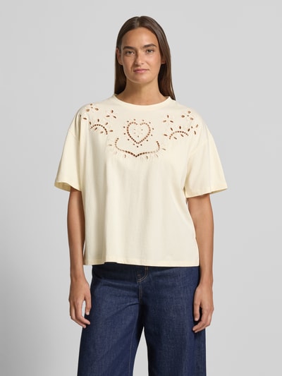 Kobiece model nosi T-Shirt mit Lochstickerei und Rundhalsausschnitt von Jake*s Casual, damski t-shirt z bawełny, krój regular fit, haft angielski, okrągły dekolt, długość tyłu w rozmiarze S: 50 cm, jasny kolor, widok na cały przód, ujęcie na całe ciało z przodu.