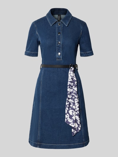 Produktfoto, Knielanges Jeanskleid mit Gürtel von Marc Cain aus Baumwoll-Lyocell-Anteil, Taillierter Schnitt, Knielänge, Hemdblusenkragen, Knopfleiste, Gürtel, Denimstruktur in Dunkelblau, strukturierte Oberfläche.