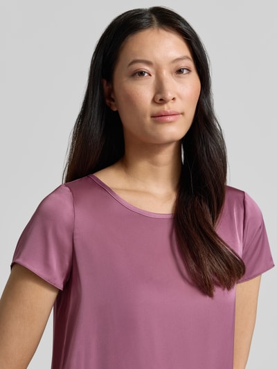 Frauenmodel trägt Bluse aus Satin mit Rundhalsausschnitt von Rinascimento in Mauve, Kurzarm, glatte Textur, Nahaufnahme Oberkörper.