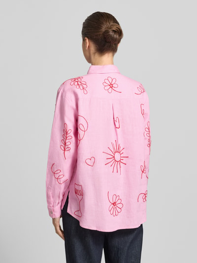 Männermodel trägt Regular Fit Leinenbluse im Allover-Look von Christian Berg Woman, len, wzór na całej powierzchni, kołnierzyk koszulowy, listwa guzikowa, długość tyłu 68 cm, długość rękawów 57 cm, różowy z czerwonym nadrukiem, tekstura lnu, Ganzkörperansicht Rückansicht.
