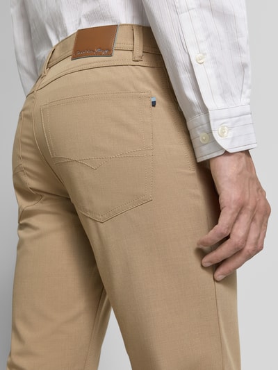 Mężczyzna nosi Comfort Fit Hose mit Eingrifftaschen von Christian Berg Men w beżowym kolorze, widoczna faktura materiału, detal z tyłu, Szerokość w rozmiarze 32/32: 41 cm, długość nogawki wewnętrznej: 78 cm, krój comfort fit, bawełna z domieszką wiskozy, detalaufnahme.
