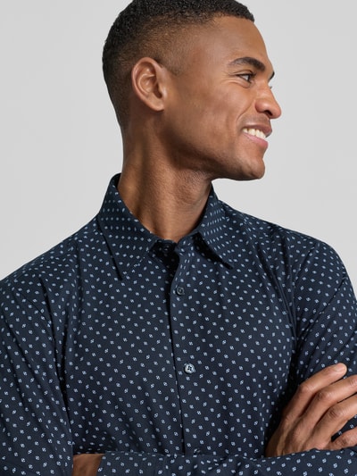 Männermodel trägt Slim Fit Businesshemd aus Baumwoll-Mix Modell 'P-ROAN-K-F-261' von BOSS mit Optik: Allover-Muster, Nahaufnahme Oberkörper.