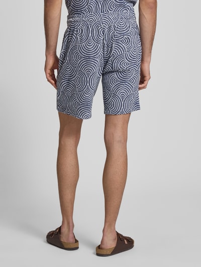 Männermodel trägt Relaxed Fit Sweatshorts mit Baumwoll-Anteil Modell 'CLEMENT' von Only & Sons, Optik:Allover-Muster, Frottee, Ganzkörperansicht Rückansicht.
