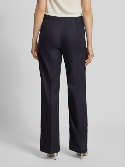 Vrouwenmodel draagt Fein strukturierte Hose mit Knöpfen van comma in donkerblauw, fijn gestructureerd materiaal-mix met viscose, wide fit, details van knopen en steekzakken, achteraanzicht volledige lichaamsopname.