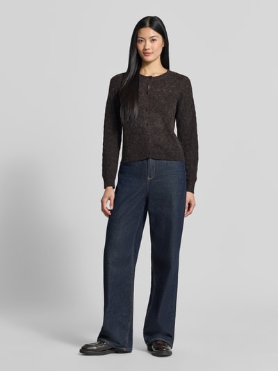 Vrouwenmodel draagt donkerbruin gebreid jack Regular Fit strickjacke met eenrijige knoopsluiting model 'DOFFY' van VERO MODA, Dames, full body vooraanzicht.