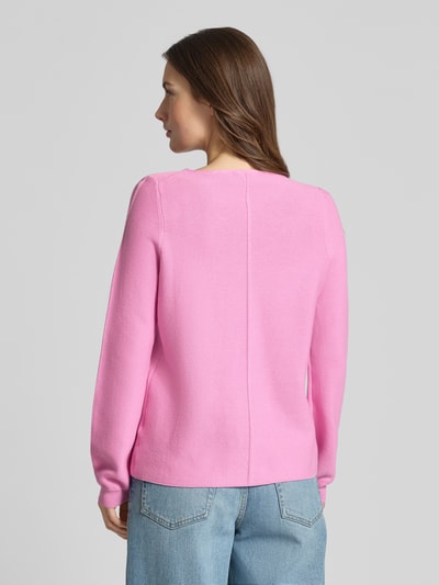 Vrouwenmodel draagt Regular Fit Pullover met structuurpatroon van Christian Berg Woman, puur katoen, ronde hals, elastische mouwboorden, ruglengte maat S 62 cm, mouwlengte maat S 66 cm, kleur roze, gladde textuur, geheel beeld achterkant.
