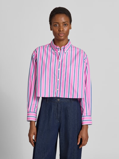 Frauenmodel trägt Boxy Fit Langarmbluse aus reiner Baumwolle 'FARNESE' von MAX&Co. in Pink mit weißen und blauen Streifen, Ganzkörperansicht von vorne. Damen Langarmbluse.