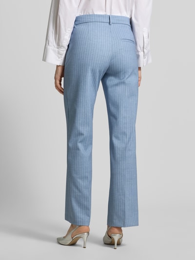 Frauenmodel trägt Hose mit französischen Eingrifftaschen Modell 'MAINE' von Brax im hellblauen Material-Mix mit Straight Leg Fit, Bundweite 40 cm, Innenbeinlänge 80 cm, Ganzkörperansicht Rückansicht.