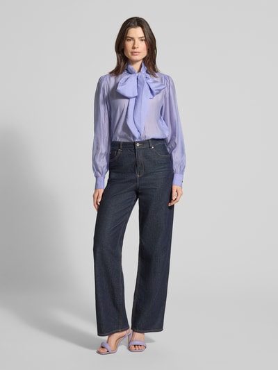 Vrouwenmodel draagt Regular fit Strikblouse uit Lyocellmix Model 'ELEGANT' van HUGO, look: effen, semi-transparant, ballonmouwen, licht afgeronde rompzoom, Ganzkörperansicht von voren.
