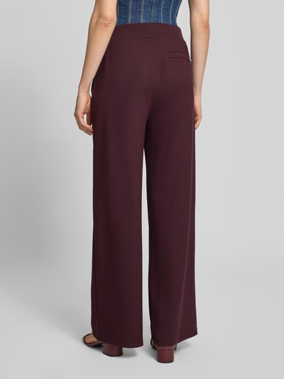 Frauenmodel trägt Relaxed Fit Sweathose aus Viskose-Mix Modell 'Style.Maine' von Brax in Dunkelrot, glatte Oberfläche, Ganzkörperansicht Rückansicht, Damen Sweathose von Brax