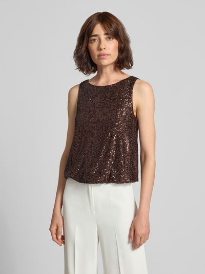 Frauenmodel trägt Regular Fit Top mit Allover-Pailettenbesatz von Vera Mont, braune Farbe, Rundhalsausschnitt, Nahaufnahme Oberkörper. Damen Top aus elastischem Material-Mix, Rückenlänge 47 cm bei Größe 36.