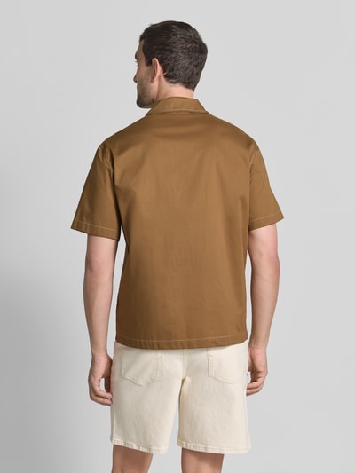 Mannelijk model draagt Regular fit vrijetijdsoverhemd van katoen van Lacoste in bruin, effen stof, achterkant volledig te zien, Ganzkörperansicht Rückansicht.