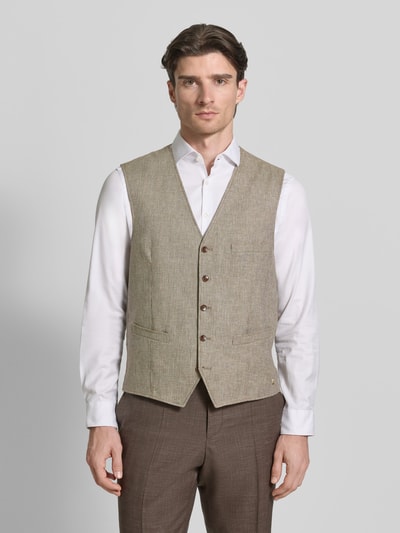Mannelijk model draagt Regular Fit Weste aus Leinen-Mix Modell 'Wilson-G' van Carl Gross, beige tinten, V-hals, klepzakken, knoopsluiting, visueel textuurmix, vooraanzicht volledige lengte