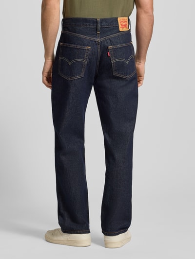 Männermodel trägt Jeans mit 5-Pocket-Design von Levi's®, Reine Baumwolle, Slim-Fit, dunkles Blau, Ganzkörperansicht Rückansicht.