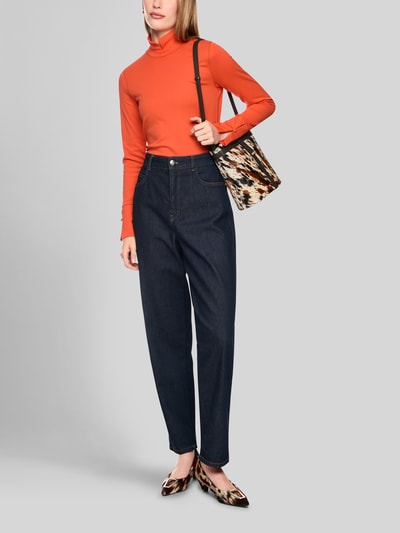 Frauenmodel trägt Longsleeve mit Stehkragen und Zierknöpfen von Marc Cain in Orange, Baumwoll-Elasthan-Mix, Slim Fit, Ganzkörperansicht von vorne.