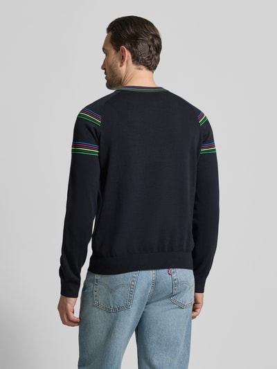 Männermodel trägt Pullover mit Rundhalsausschnitt und Kontraststreifen von PAUL SMITH, reine Baumwolle, Regular Fit, Rückenansicht Ganzkörperansicht.