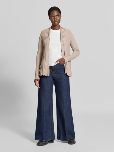 Vrouwenmodel draagt cardigan uit viscosemix Model 'CLAUDISSE' van FREE/QUENT, smalle pasvorm, plooien, ruglengte maat S 62 cm, mouwlengte maat S 61 cm, effen beige tint, gladde textuur, volledige lichaamsweergave van voren.