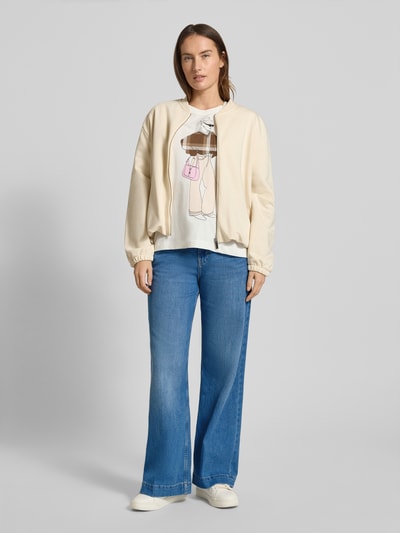 Vrouwenmodel draagt Wide Leg Jeans uit katoenmix model 'SURI' van s.Oliver RED LABEL, denim, mid waist, met riem en zakken, voorkant volledig lichaam.