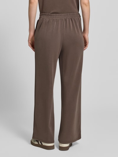 Frauenmodel trägt Wide Leg Sweatpants mit elastischem Bund Modell 'Helle' von My Essential Wardrobe, braun, Material-Mix mit Viskose-Anteil, Ganzkörperansicht Rückansicht.