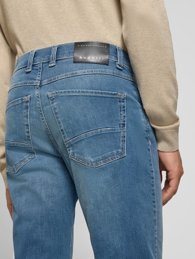 Mężczyzna nosi Regular Fit Jeans im 5-Pocket-Design von bugatti, mieszanka bawełny, jasny niebieski, zapięcie na guzik i zamek błyskawiczny, 5 kieszeni, szerokość w rozmiarze 32/32: 43 cm, długość wewnętrzna nogawki w rozmiarze 32/32: 82 cm, Ganzkörperansicht Rückansicht