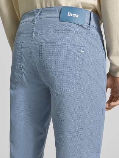 Männermodel trägt Regular Fit Hose mit 5-Pocket-Design aus Baumwoll-Mix Modell 'Cadiz' von Brax in Hellblau, Detailaufnahme Rückansicht. Unifarbene Optik, sichtbare Strukturen.