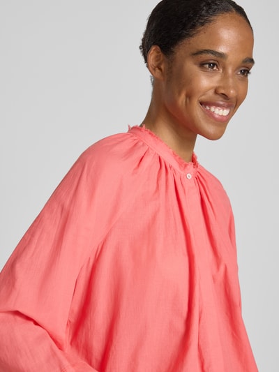 Frauenmodel trägt Relaxed Fit Bluse mit Stehkragen von More & More in leuchtendem Pink aus Reine Baumwolle, Raffung, Langärmelig, Nahaufnahme Oberkörper.