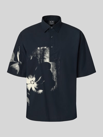 Produktfoto, Regular Fit Poloshirt aus reiner Baumwolle von Armani Exchange, florales Design, Polokragen, kurzärmelig, dunkelblaue Farben