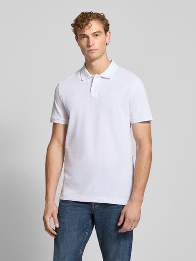 Mężczyznamodel nosi Regular Fit Poloshirt aus Baumwoll-Mix von Tom Tailor w kolorze białym, gładka faktura, widoczny kołnierzyk, koszulka polo męska, Ganzkörperansicht von vorne, Herren Poloshirt von Tom Tailor.