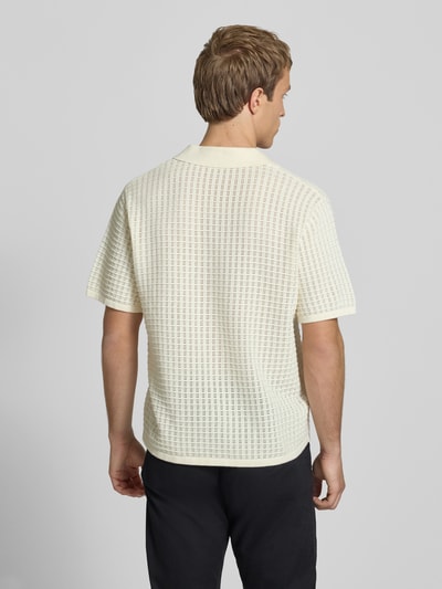 Männermodel trägt Regular Fit Freizeithemd im Allover-Look Modell 'MONTAUK' von Jack & Jones, cremefarben, Material-Mix, Ganzkörperansicht Rückansicht.