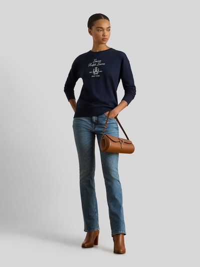 Frauenmodel trägt Regular Fit Sweatshirt aus Baumwoll-Mix von Lauren Ralph Lauren in Dunkelblau mit Label Print und Rundhalsausschnitt, gerippte Abschlüsse, glatte Sweat-Textur, Ganzkörperansicht von vorne.