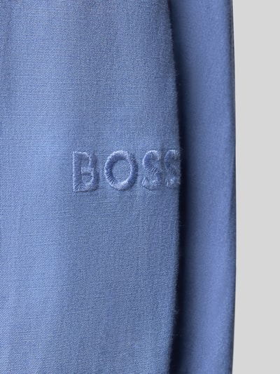 Produktfoto, Comfort Fit Pyjama-Hose aus Viskose-Mix Modell 'Chris' von BOSS in hellblau mit Label Stitching, strukturierte Textur, Detailaufnahme.