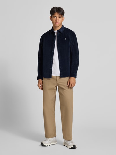 Männermodel trägt Slim Fit Cordhemd aus Baumwoll-Mix von REVIEW in Dunkelblau mit Kentkragen und Ripp-Optik, Ganzkörperansicht von vorne.