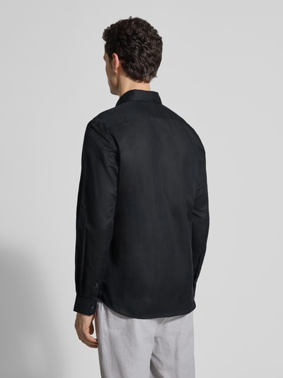 Męski model ma na sobie Regular Fit Freizeithemd aus Leinen-Mix od Jake*s, czarna mieszanka bawełny i lnu, kołnierzyk typu kent, listwa guzikowa, długość tyłu w rozmiarze M: 75 cm, szerokość w rozmiarze M: 50 cm, długość rękawów w rozmiarze M: 66 cm, widok całej sylwetki z tyłu