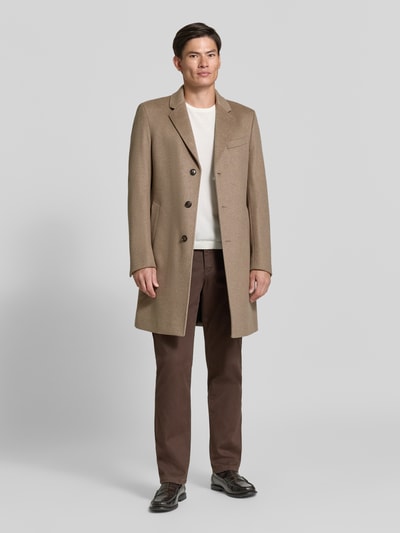 Männermodel trägt Slim Fit Mantel aus Woll-Kaschmir-Mix Modell 'H-Hyde-264' von BOSS in Hellbraun, glatte Struktur, Ganzkörperansicht von vorne. Herren Mantel von BOSS