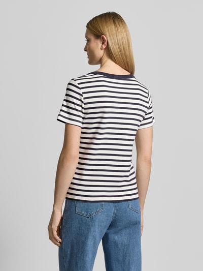 Frauenmodel trägt T-Shirt mit Rundhalsausschnitt und Stitching von Smith and Soul, Regular-Fit, Reine Baumwolle, Rückenlänge 56 cm, Ganzkörperansicht Rückansicht.