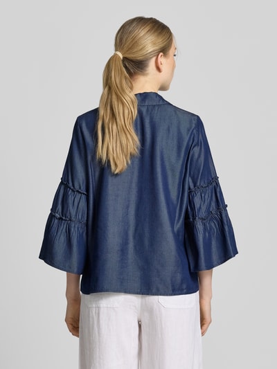 Frauenmodel trägt Regular Fit Jeansbluse aus Lyocell von s.Oliver BLACK LABEL in Denim-Optik, dunkelblau, langarm mit Trompetenärmel, Ganzkörperansicht Rückansicht.