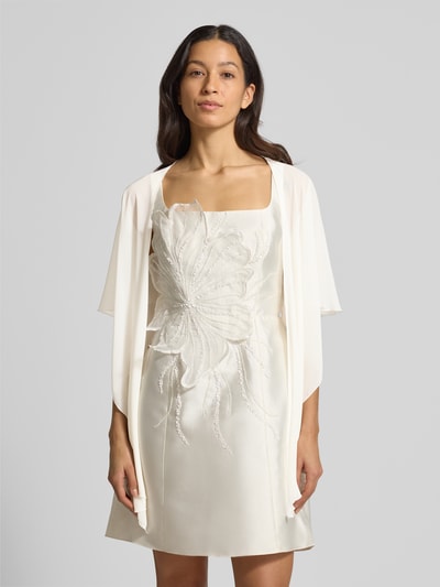 Frauenmodel trägt Regular Fit Kurtka w półprzezroczysty materiał, model 'Banane' od Christian Berg Cocktail, krótki rękaw, długość tyłu 41 cm, rozmiar S, półprzezroczysty efekt, Ganzkörperansicht von vorne.