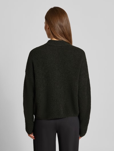 Frauenmodel trägt Regular Fit Cardigan aus Woll-Alpaka-Mix Modell 'Alpha' von Gestuz in Strick-Optik, Rückenansicht, Ganzkörperansicht Rückansicht.