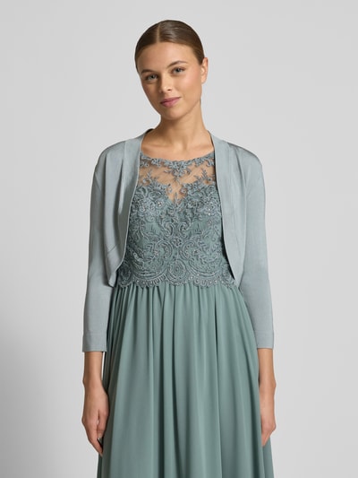 Modelka kobieca nosi Bolero mit Schalkragen od Jake*s Cocktail, szaro-zielony, połyskujący materiał, trzy czwarte rękawy, widok z przodu, zbliżenie na górną część ciała.