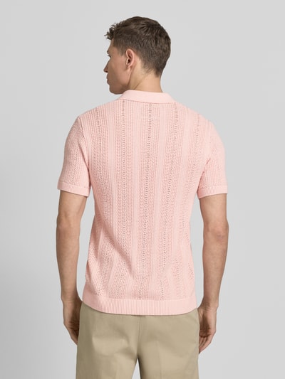 Męski model nosi Slim Fit Poloshirt mit Knopfleiste od Jack & Jones Premium, mieszanka bawełny, krój slim fit, kolor jasnoróżowy, widok całej sylwetki z tyłu.