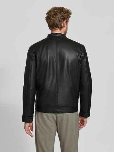 Männermodel trägt Regular Fit Jacke aus echtem Lammleder Modell 'JACE' von Strellson, glatte schwarze Oberfläche, Ganzkörperansicht Rückansicht, Herren Leder- / Kunstlederjacke von Strellson