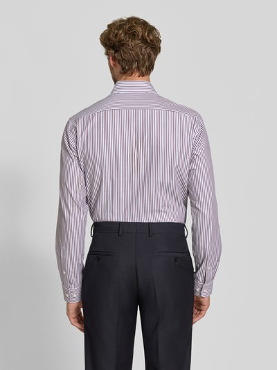 Männermodel trägt Regular Fit Businesshemd mit Kentkragen und Streifen von Christian Berg Men, katoenmix met stretch, streepmotief, ruglengte maat 39/40: 78 cm, schouderbreedte: 47 cm, mouwlengte: 65 cm, Ganzkörperansicht Rückansicht.