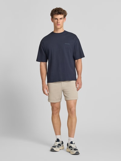 Männermodel trägt Regular Fit Shorts mit Viskose-Anteil Modell 'NEWKODYL' von Only & Sons, melierte Optik mit Nadelstreifen, Bund mit Tunnelzug, fixierter Umschlag, Taschen, Ganzkörperansicht von vorne